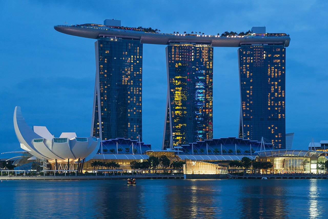 2016_Singapur,_Downtown_Core,_Marina_Bay_Sands_i_ArtScience_Museum_(10)