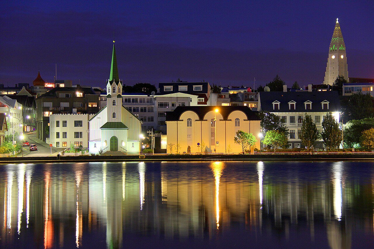 August_Night_In_Reykjavik_Iceland_(59547682)