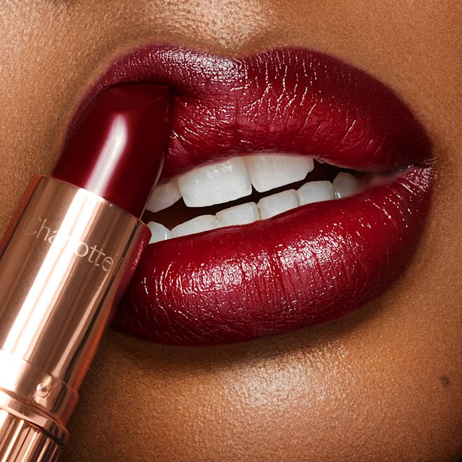 Night-Crimson-Dark-Lip-Model